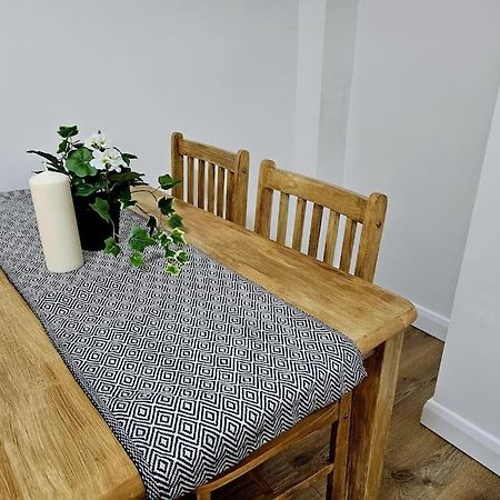 Wonderful Apartment In Wembley Лондон Екстериор снимка