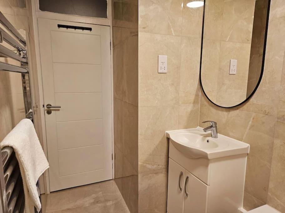 Wonderful Apartment In Wembley Лондон Екстериор снимка
