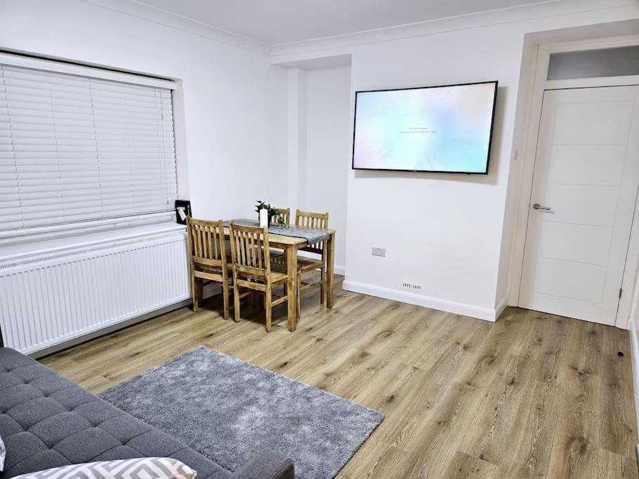 Wonderful Apartment In Wembley Лондон Екстериор снимка