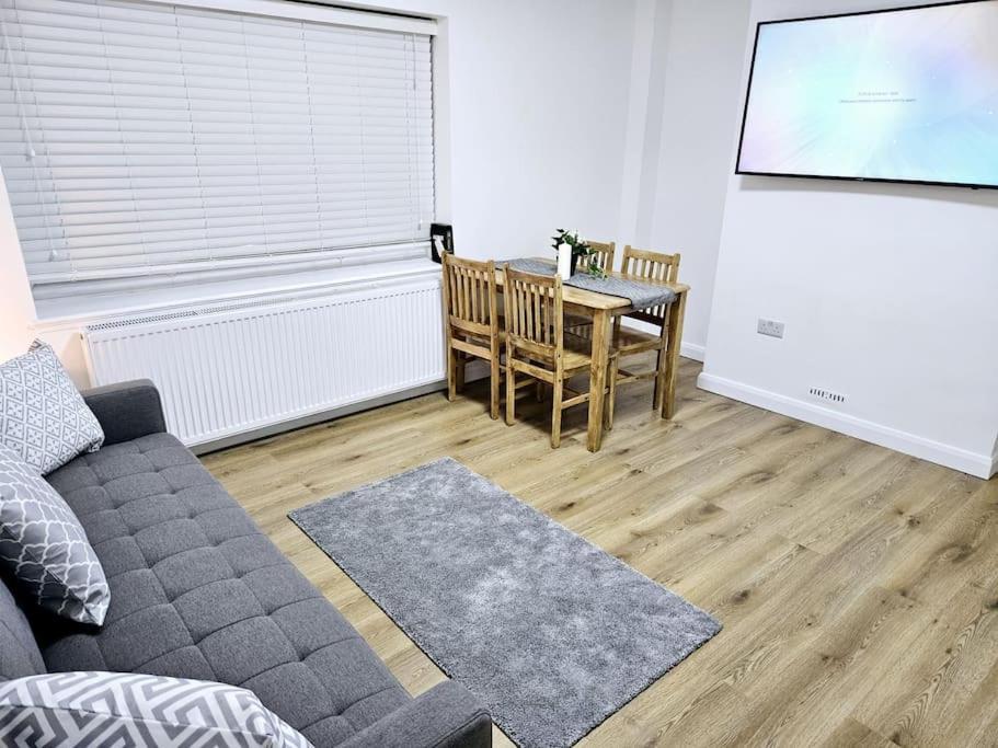 Wonderful Apartment In Wembley Лондон Екстериор снимка