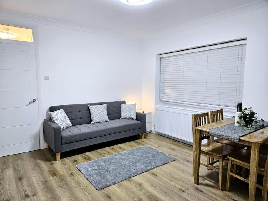 Wonderful Apartment In Wembley Лондон Екстериор снимка