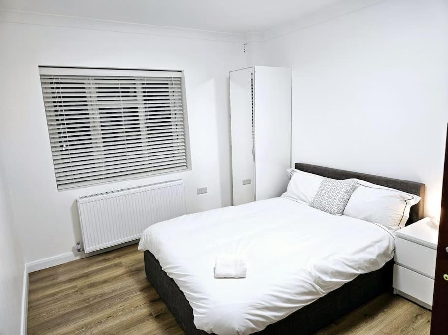 Wonderful Apartment In Wembley Лондон Екстериор снимка