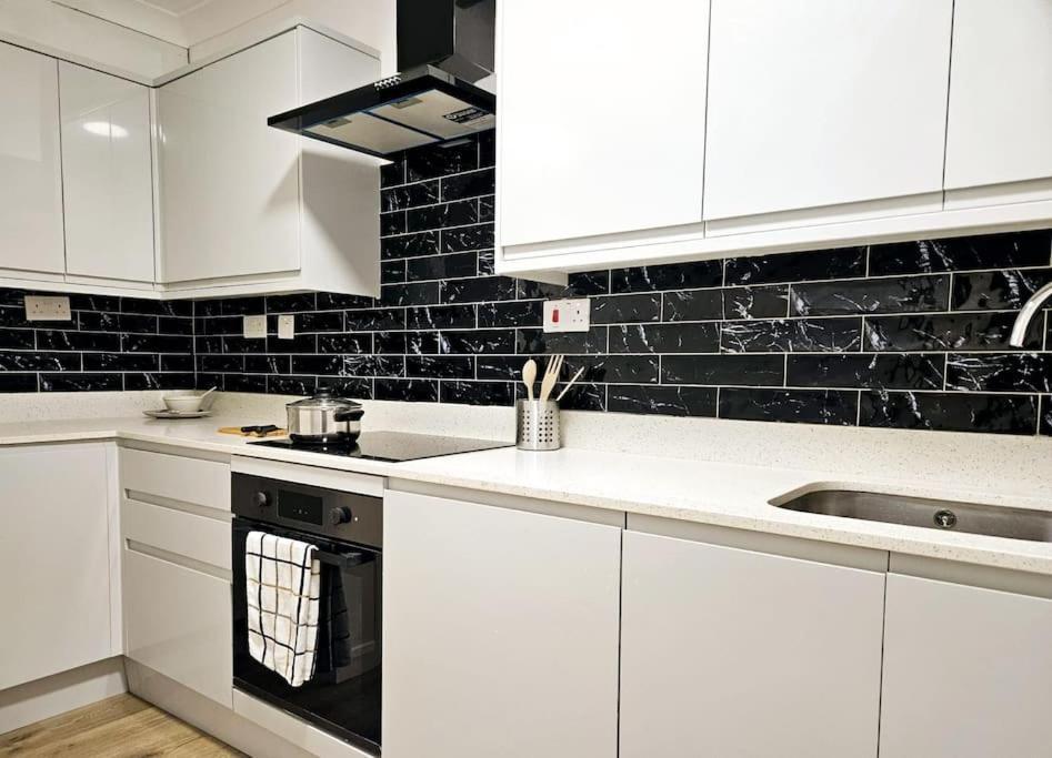 Wonderful Apartment In Wembley Лондон Екстериор снимка