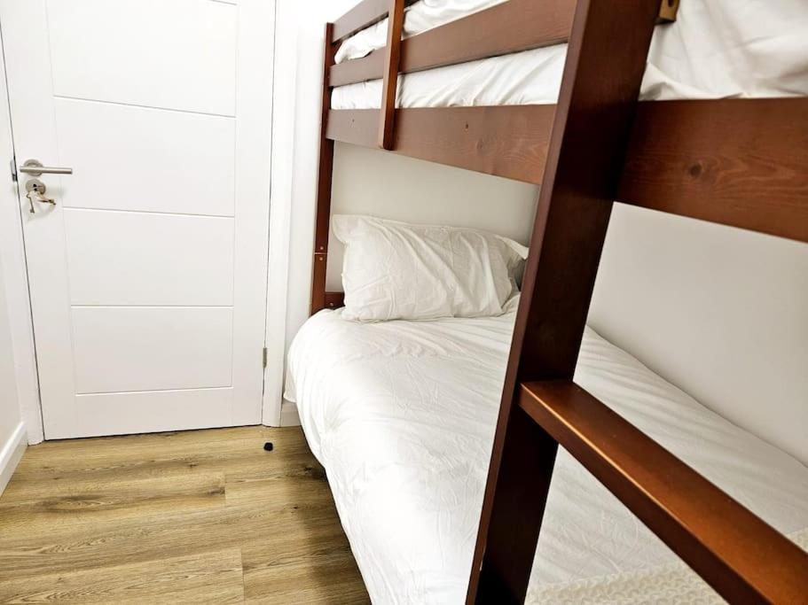 Wonderful Apartment In Wembley Лондон Екстериор снимка