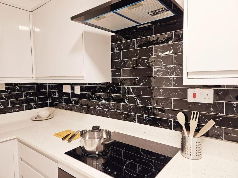 Wonderful Apartment In Wembley Лондон Екстериор снимка