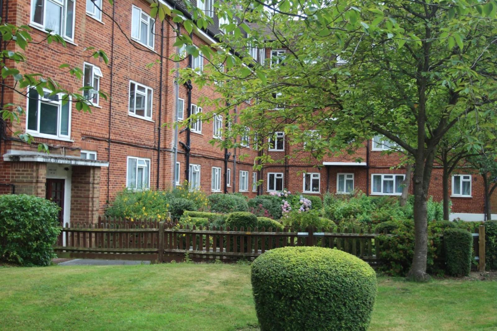 Wonderful Apartment In Wembley Лондон Екстериор снимка